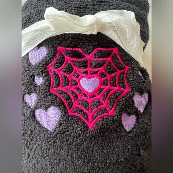Betsey Johnson Spiderweb Heart Hand Towels - Picture 1 of 3